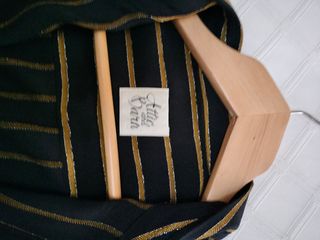 Camisa negra con rayas en color oro