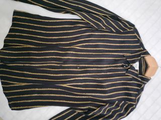 Camisa negra con rayas en color oro