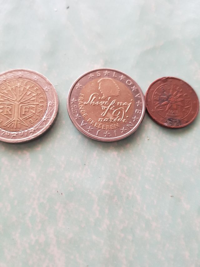 monedas de 2 euros y una de 2 centimos