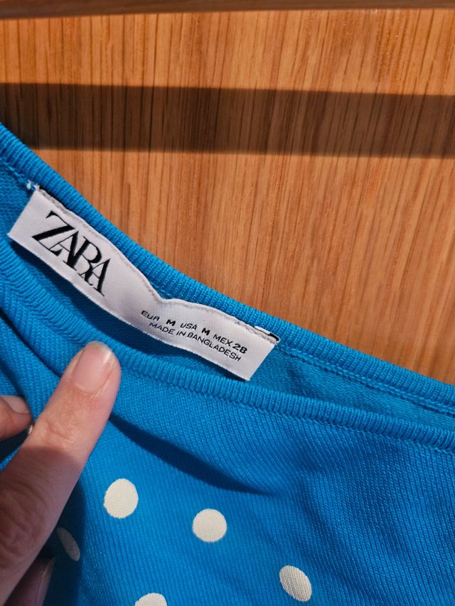 Vestido asimetrico azul con lunares Zara