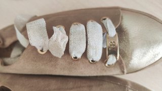 zapatos con cordones plateados