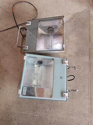 2 focos halogenuro 250W, con bombilla
