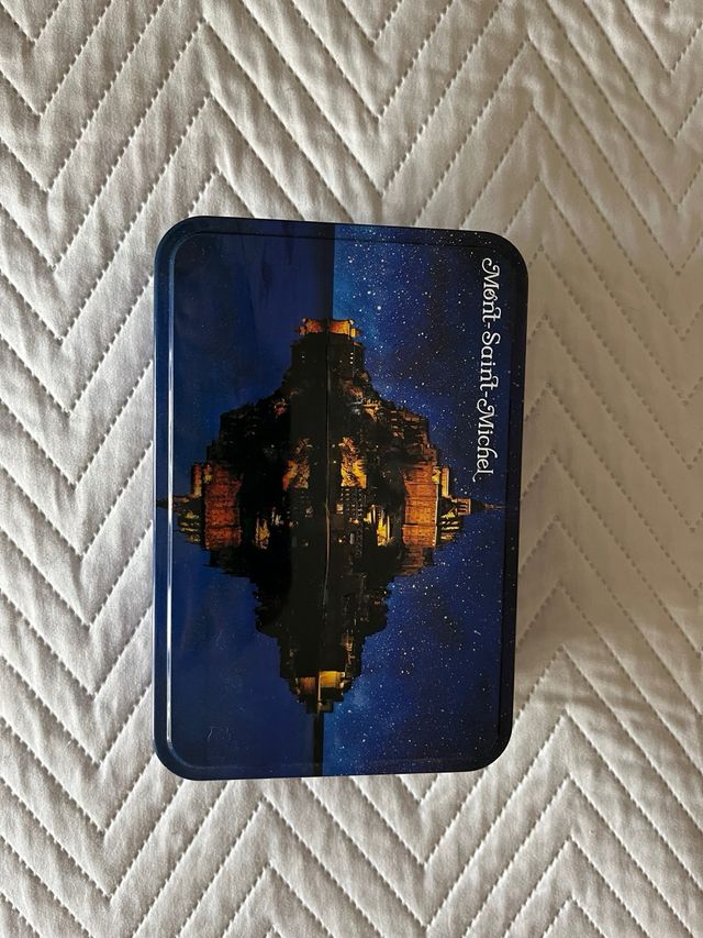 Preciosa caja de laton del “ Mont S. Michel .