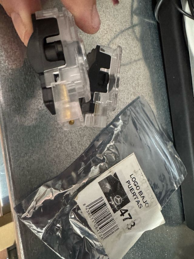 LUZ LOGO PUERTA MERCEDES