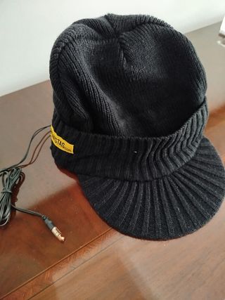 Gorra con auriculares incorporado 
