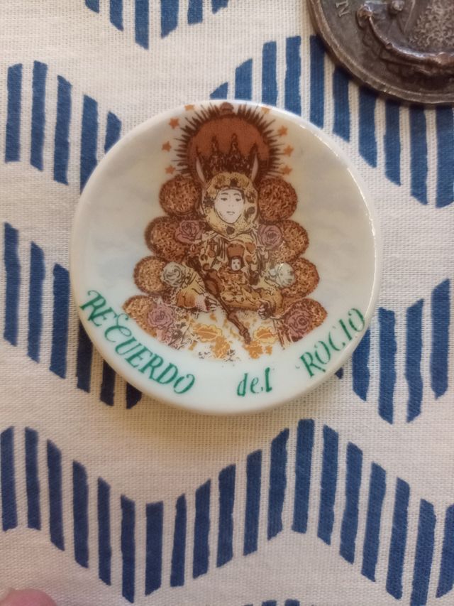 Lote Virgen del Rocío con insignia baño oro