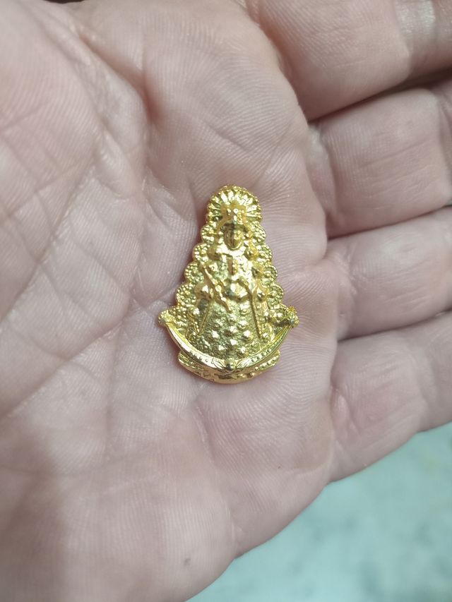 Lote Virgen del Rocío con insignia baño oro
