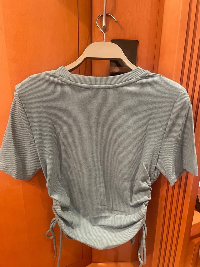 Camiseta verde nudos zara