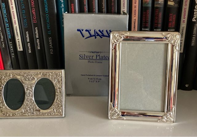 Dos marcos de fotos plateados