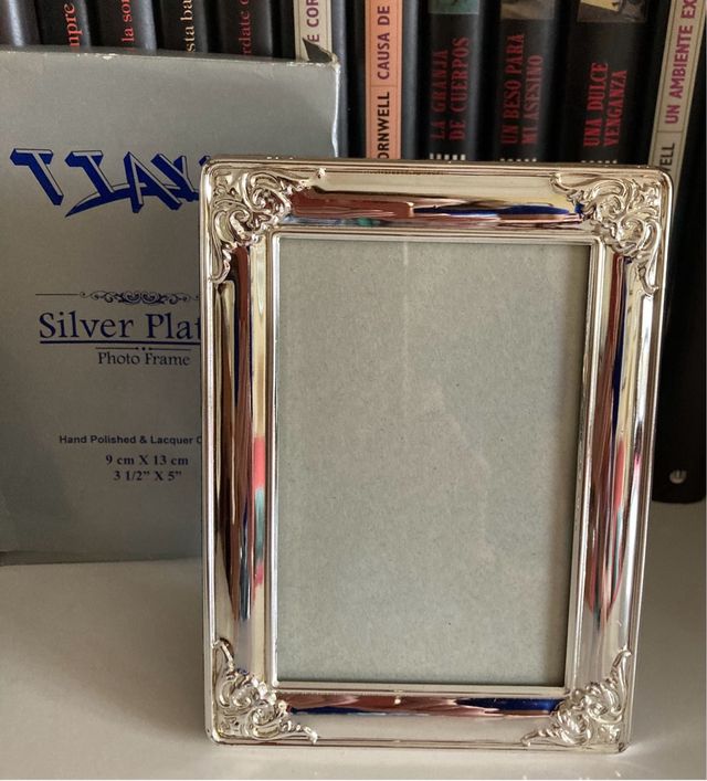 Dos marcos de fotos plateados