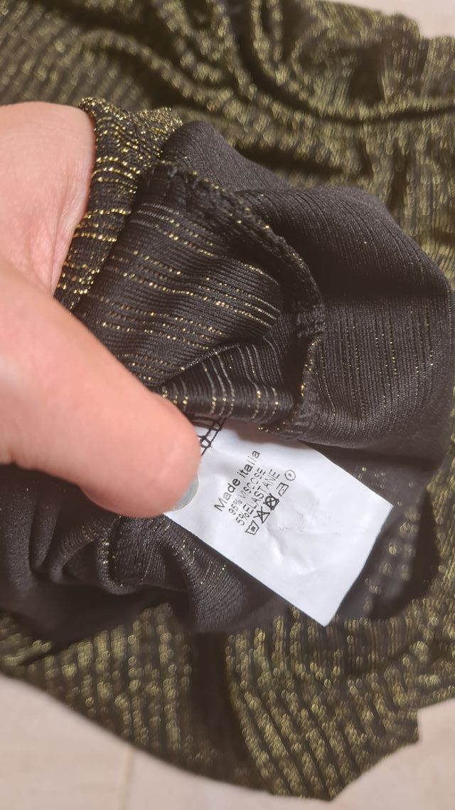 Vestido corto brillos dorados elástico volante