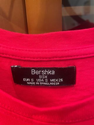 Camiseta crop roja Bershka