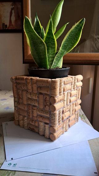 Macetero|Caja a mano con corchos de vino