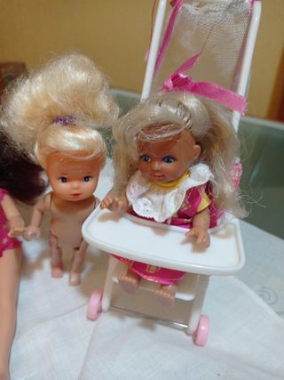 Barbie ,lote hermanas y silla