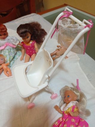 Barbie ,lote hermanas y silla