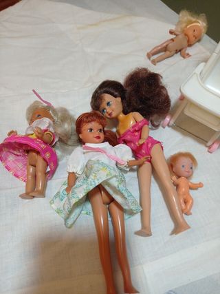 Barbie ,lote hermanas y silla