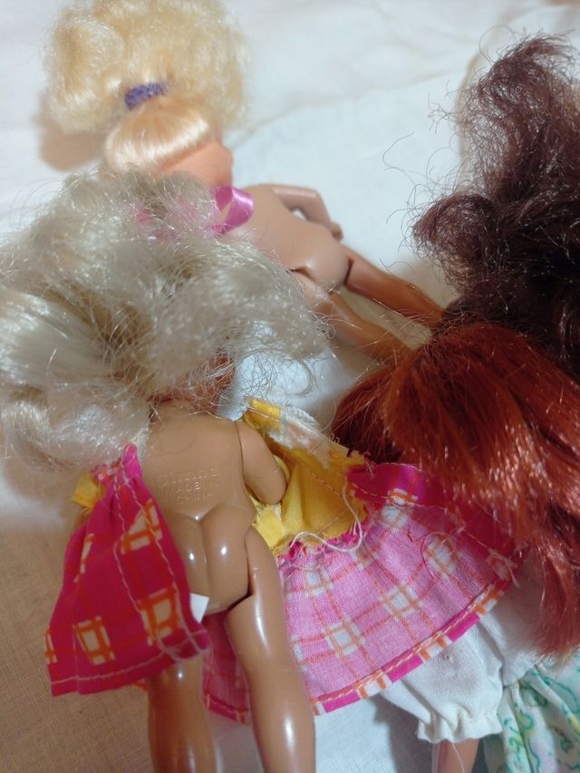 Barbie ,lote hermanas y silla
