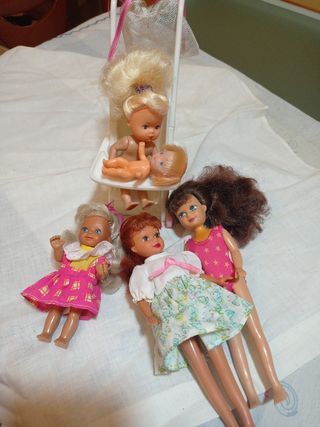 Barbie ,lote hermanas y silla
