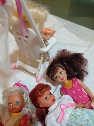 Barbie ,lote hermanas y silla