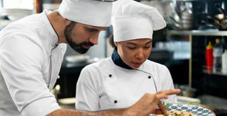 Busco cocinero ,y jefe de cocina !