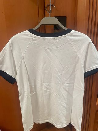 Camiseta blanca con rayas Bershka