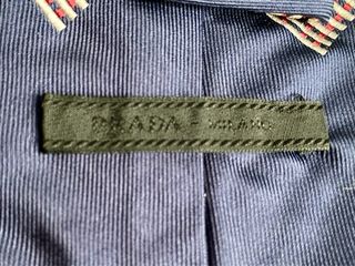 Corbata Prada nueva.