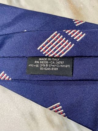 Corbata Prada nueva.
