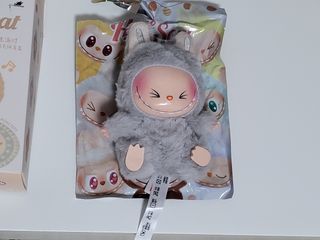 LABUBU SECRETO GRIS