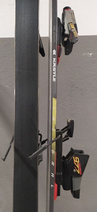 Esquis cerámicos con fijaciones y bastones.