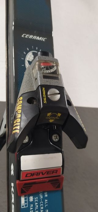 Esquis cerámicos con fijaciones y bastones.