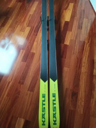 Esquis cerámicos con fijaciones y bastones.