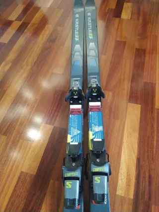 Esquis cerámicos con fijaciones y bastones.