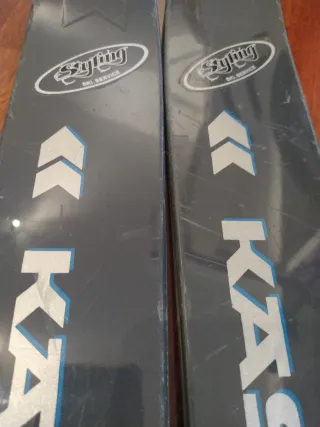 Esquis cerámicos con fijaciones y bastones.