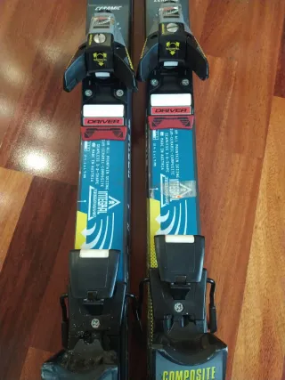 Esquis cerámicos con fijaciones y bastones.