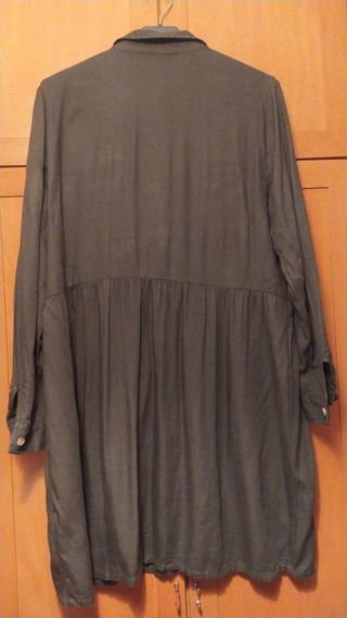 Vestido verde militar, corte camisero-babydoll