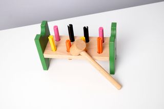 Juguete martillo de madera. Ikea