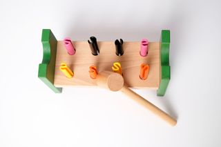 Juguete martillo de madera. Ikea