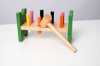 Juguete martillo de madera. Ikea