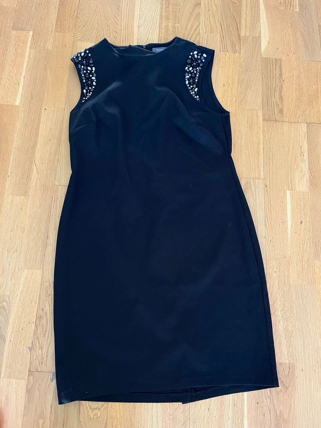 Vestido negro con pedreria en la manga