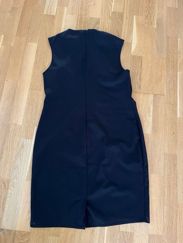 Vestido negro con pedreria en la manga