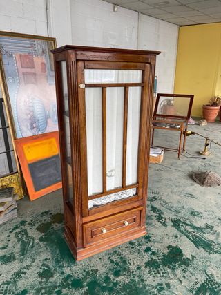 Mueble vitrina con visillo madera maciza