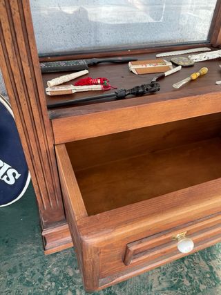 Mueble vitrina con visillo madera maciza