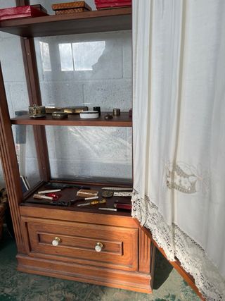 Mueble vitrina con visillo madera maciza