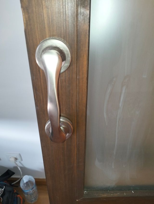 Puerta corredera voladiza