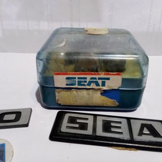 Caja de bombillas y anagramas Seat