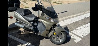 Moto suzuki burgman 400.  Vendo o cambio.