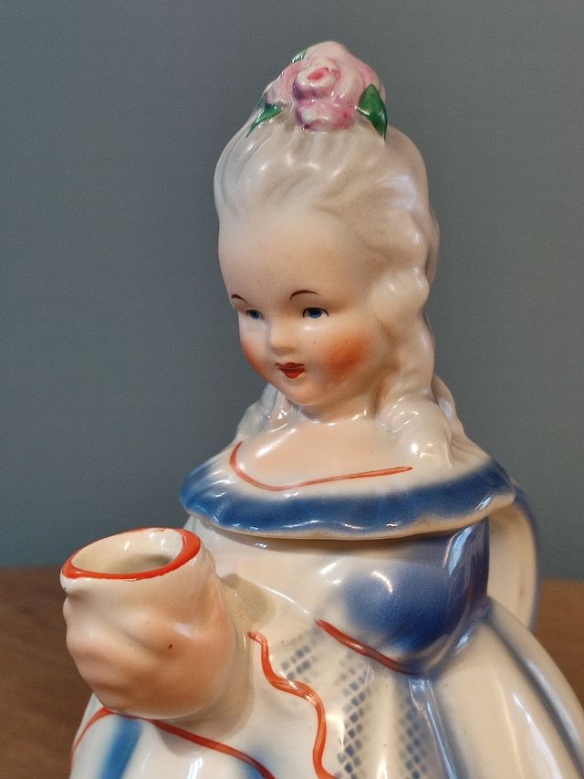 Teiera vintage ceramica dipinta donna costume