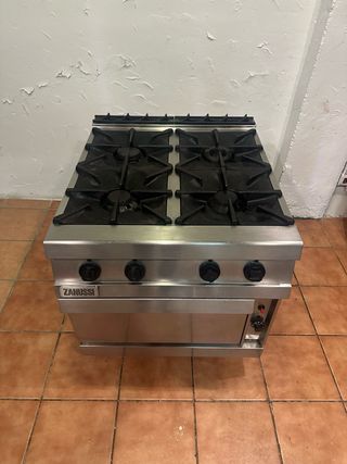 Cocina industrial se 4 fogones com horno zanussi