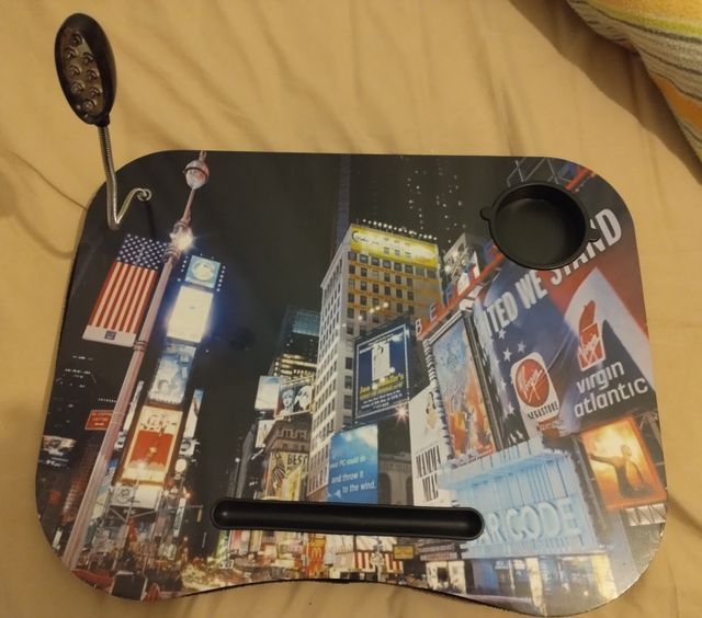 Bandeja con luz led para portátil