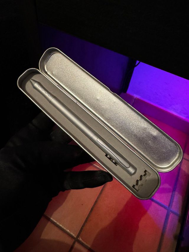 Penna con punta in plastica con torcia e laser